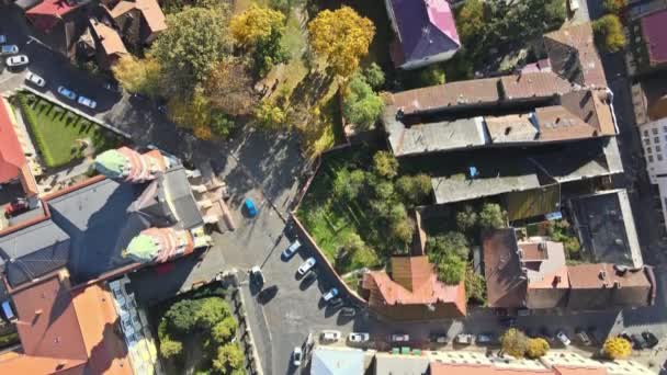 Vista da altura da cidade nos telhados das casas, árvores na vista Uzhhorod Ucrânia Europa — Vídeo de Stock