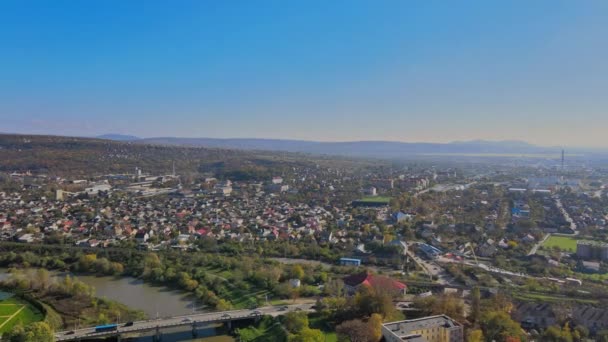 Vista panorámica de Uzhhorod Ucrania Europa en una pequeña ciudad sobre el río Uzh en la parte superior en el otoño — Vídeos de Stock