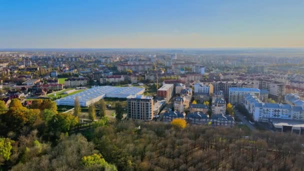 Hermoso pequeño pueblo o municipio en el Uzhhorod Ucrania Europa de casas techos alrededor. — Vídeos de Stock