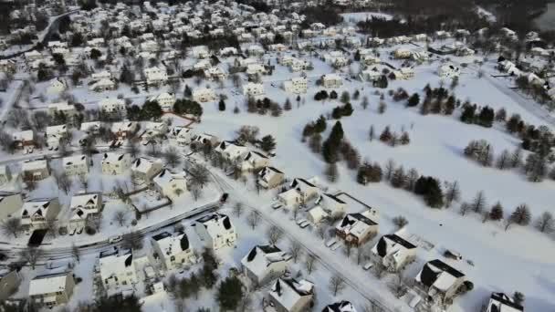 Şehirdeki konutlardan birinin yüksekliğinden kış manzaralı ev kompleksi — Stok video