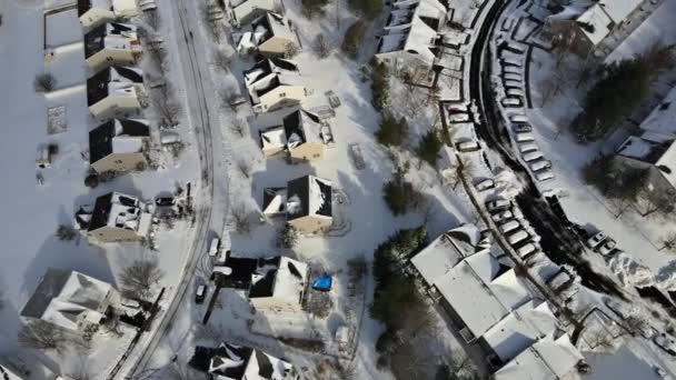 Αεροφωτογραφία μεμονωμένες κατοικίες συγκρότημα κατοικιών σε κατοικίες κατοικίες σκεπαστές κατοικίες χιόνι — Αρχείο Βίντεο