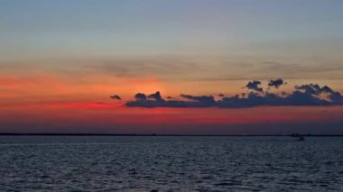 Okyanusta gün batımında güzel bir manzara..