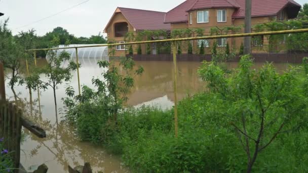 L'acqua del fiume trabocca a causa di pioggia case sono danneggiati a causa di inondazioni — Video Stock