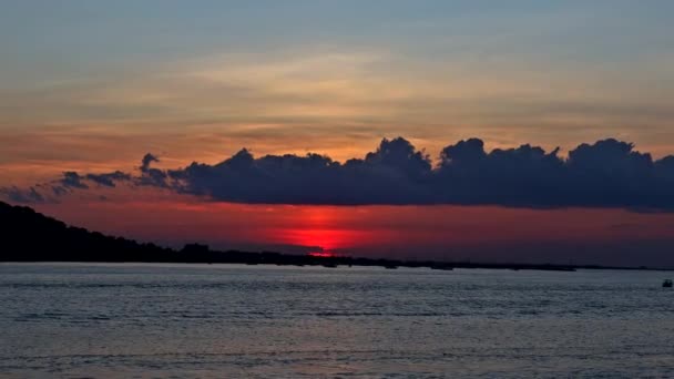 아름다운 구름으로 바다 위로 떠오르는 태양 — 비디오