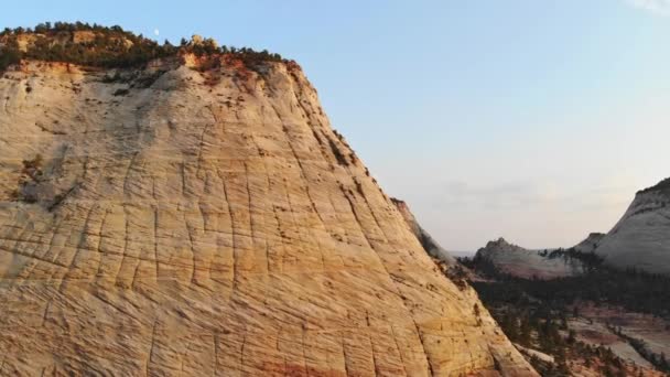 Scénický pohled na přírodní skalní formaci mostu v národním parku Sion Canyon, Utah, USA — Stock video