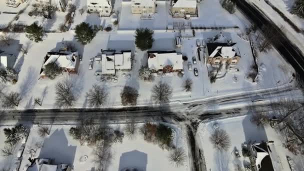 Vue aérienne sur les maisons individuelles privées villes jardins résidentiels — Video