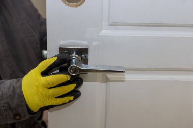 Bir apartmanın iç ahşap kapı kilidine marangoz yerleştirilmiş.