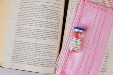 22 HAZİRAN 21 New York ABD 2021: Kilisenin aşılama ve Coronavirus covid-19 aşı şişesine yaklaşımıyla Tanrı 'nın Sözleri' nin Kutsal Kitabı 'nı okumak