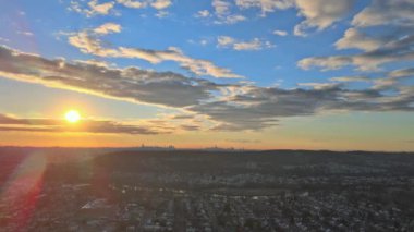 Panoramik günbatımından gün batımına kadar güzel bir manzara. Yumuşak bulutlar New York şehrinin havadan görünüşü. Yaşam tarzı Paterson NJ USA 'da ikamet eden harika bir mahallede panoramik küçük bir kasaba.