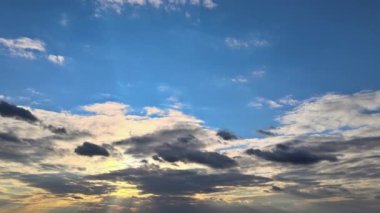 Renkli turuncu ve mavi dramatik gökyüzü Gün batımı için bulutlar