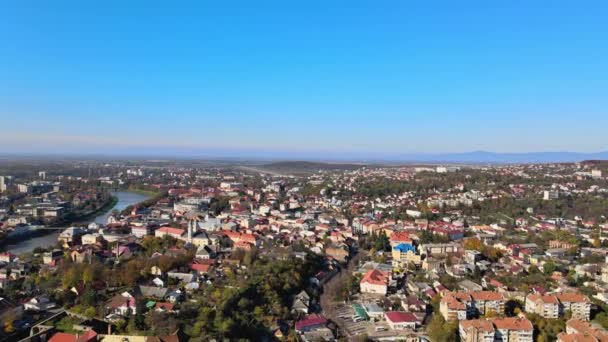 Історичний в центрі міста панорамний краєвид з повітря на Ужгород, Україна. — стокове відео