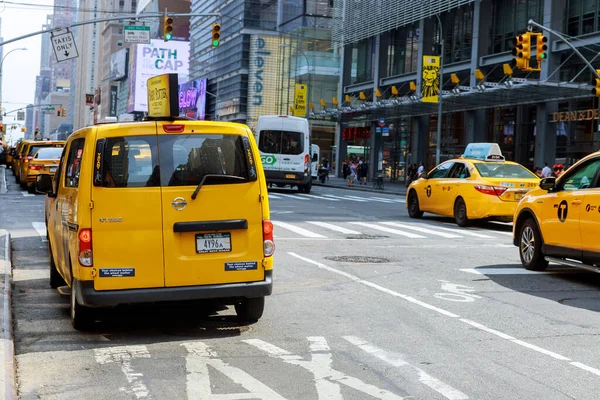 Agosto 2020 Nova Iorque Usa Grupo Táxis Amarelos Apressa Turistas — Fotografia de Stock