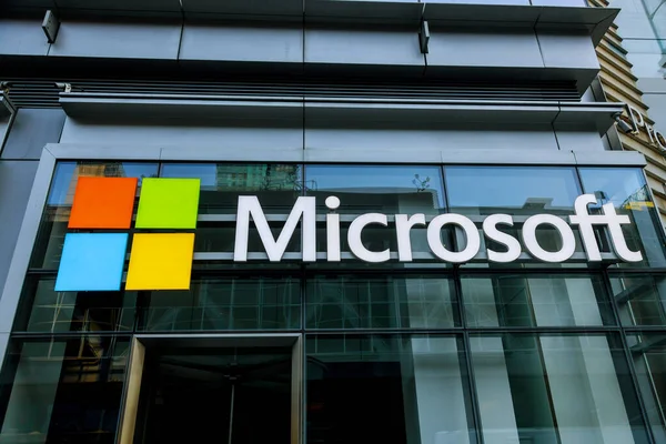 22 HAZİRAN 21 New York ABD 2021: Microsoft logosu Manhattan 'daki mağazasının tepesinde 31 Ekim 2015' te New York 'ta 5..