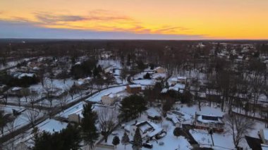 Günbatımında turuncu dramatik bir gökyüzü güzel doğal bahçelerin üzerinde.
