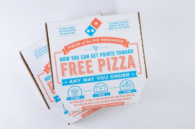 22 HAZİRAN 21 New York ABD 2021: Dominos Pizza logolu Amerikan pizzası