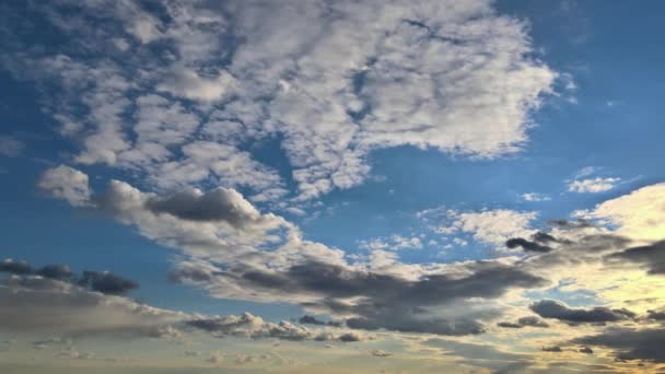 パノラマの夕焼け空からの美しい景色と穏やかなカラフルな雲のタイムラプスの景色 — ストック動画