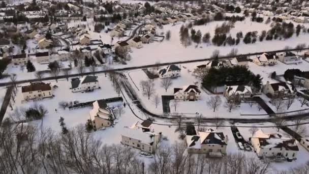 Vue d'hiver maison complexe d'une hauteur d'une de la ville résidentiel — Video