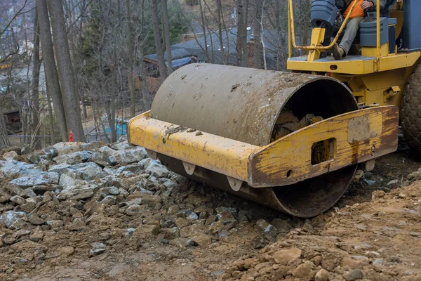 Excavadora Mueve Suelo Excavando Terreno Haciendo Trabajos Paisajismo Construcción Moviendo — Foto de Stock
