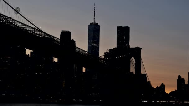 न्यूयॉर्क, ब्रुकलिन ब्रिज रात में न्यूयॉर्क शहर मैनहट्टन अमेरिका में — स्टॉक वीडियो