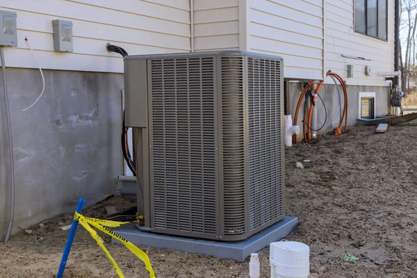 Technicien en climatisation pour installer un nouveau climatiseur ravitailler le climatiseur avec du fréon — Photo