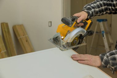 Kapatma işlemi ahşap kapı kesiminde el testeresi kesimi