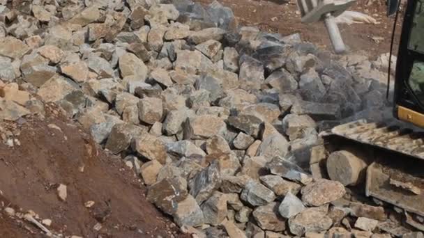 Escavadora rastreada com o martelo pneumático em um trabalho em esmagar rocha — Vídeo de Stock