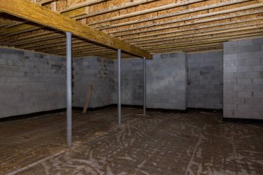İnşaat halindeki metal çubuklar bodrumdan beton dökülmesi için bağlanıyor.