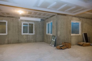 Yerleşim yerinin inşaatı sırasında bodrum katının beton zemini tamamlanmamış.