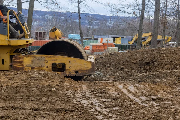 重工業機械上の新しい道路を作る土壌スケートリンク道路ローラーと建設に取り組む — ストック写真