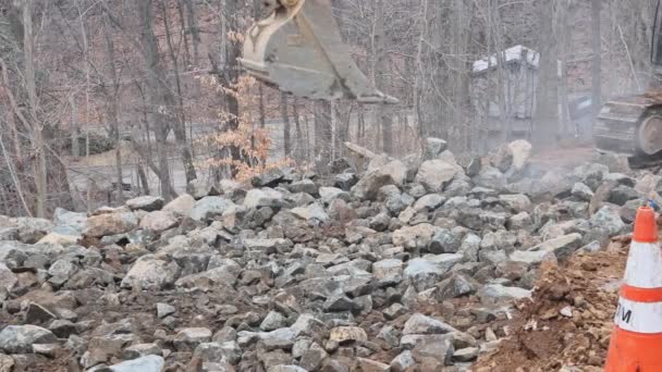 Preparación para trabajos de excavadoras de construcción de carreteras con una piedra sin terminar — Vídeos de Stock