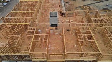 İnşaatın ortasında Amerikan konut kirişleri