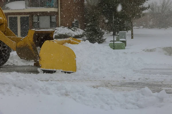 雪下大雪后拖拉机清除积雪 — 图库照片