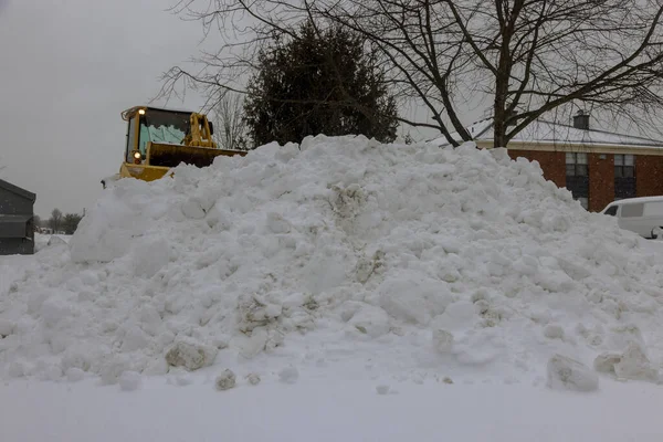 Трактор Удаления Снега Убирается Дороге После Сильного Снегопада — стоковое фото