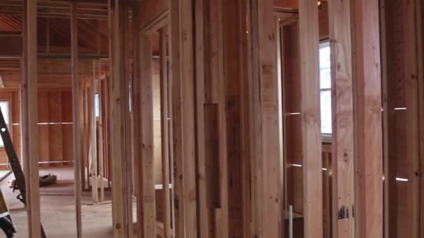 Casa de madera casa de construcción que enmarca la casa residencial interior — Vídeos de Stock
