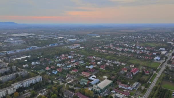 Vue sur les toits des zones résidentielles quartier urbain du paysage de la ville sur l'Uzhhorod à Zakarpattya UKRAINE — Video