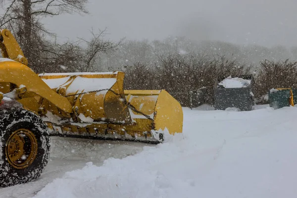 降雪冬季过后 用于除雪的机械化拖拉机停在城市街道上 — 图库照片