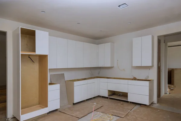 厨房木制橱柜的白色 具有现代安装底座 — 图库照片