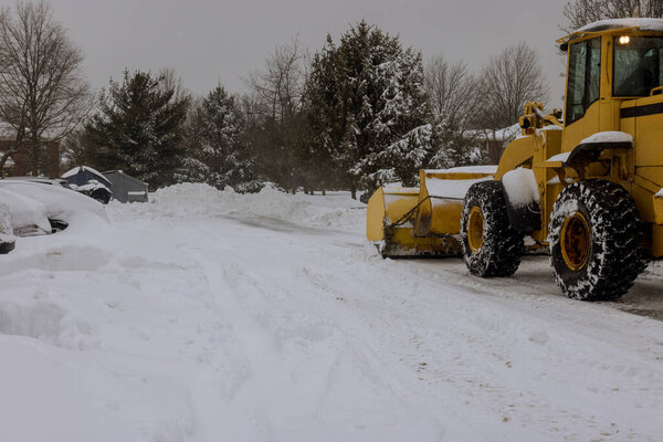 Трактор очищает от снега снежные бури после уборки снега