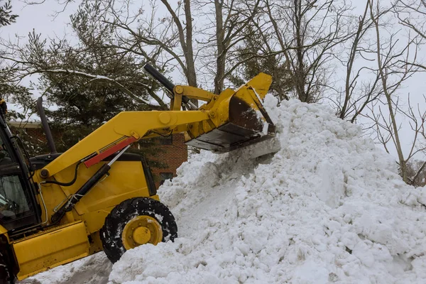 Limpiar el camino del tractor de nieve despeja el camino — Foto de Stock