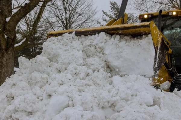 Оборудование для удаления снега на парковке для автомобильных дорог зимой. — стоковое фото