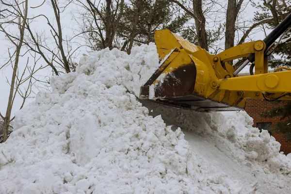 Equipamiento municipal quitando nieve al aire libre limpiando carreteras en invierno —  Fotos de Stock