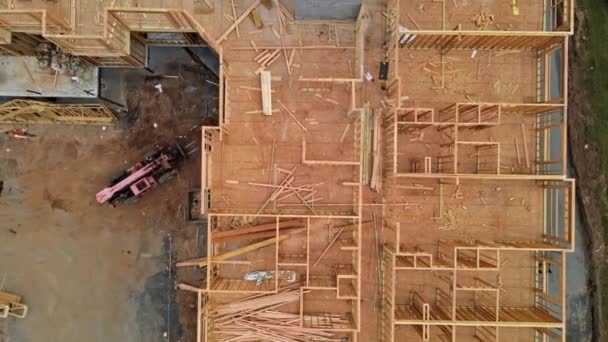 Дерев'яне обрамлення балки нового будинку під будівництво балки дерев'яні житлові комплексні будівлі — стокове відео