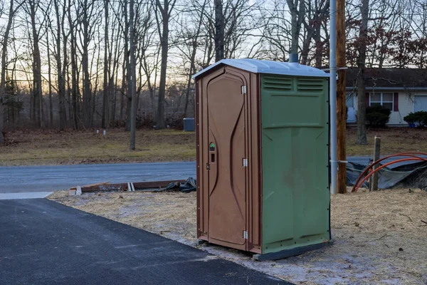 Toilet Portabel Pada Rumah Yang Sedang Dibangun Rumah Baru — Stok Foto