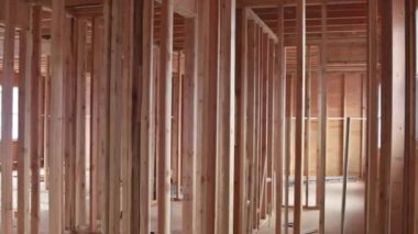 Yeni evin çerçeve kirişinin inşaatı ev çerçevesi