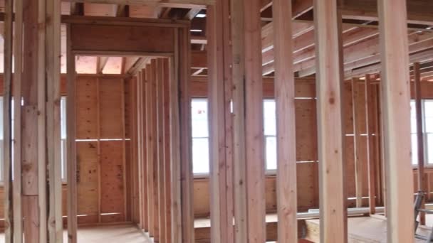 Sob construção home framing vista interior da casa — Vídeo de Stock