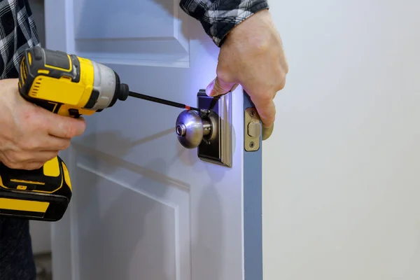 Hombre Está Instalando Nueva Cerradura Puerta Por Destornillador —  Fotos de Stock