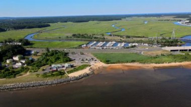 Deniz manzarası sahil teknelerinin rıhtımlarındaki güzel marinada bir sahil yerleşim alanı.