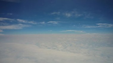 Bulutların üstündeki gökyüzünden inanılmaz bir gökyüzü manzarası.