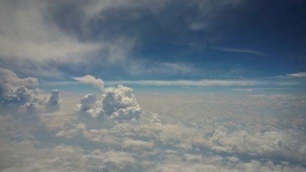 Felhő felső légi kilátás kék ég gyönyörű természeti táj repülőgép ablakából. — Stock videók
