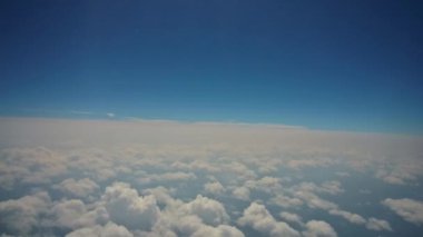 Beyaz bulutlu güzel mavi gökyüzü uçaktan bir manzara